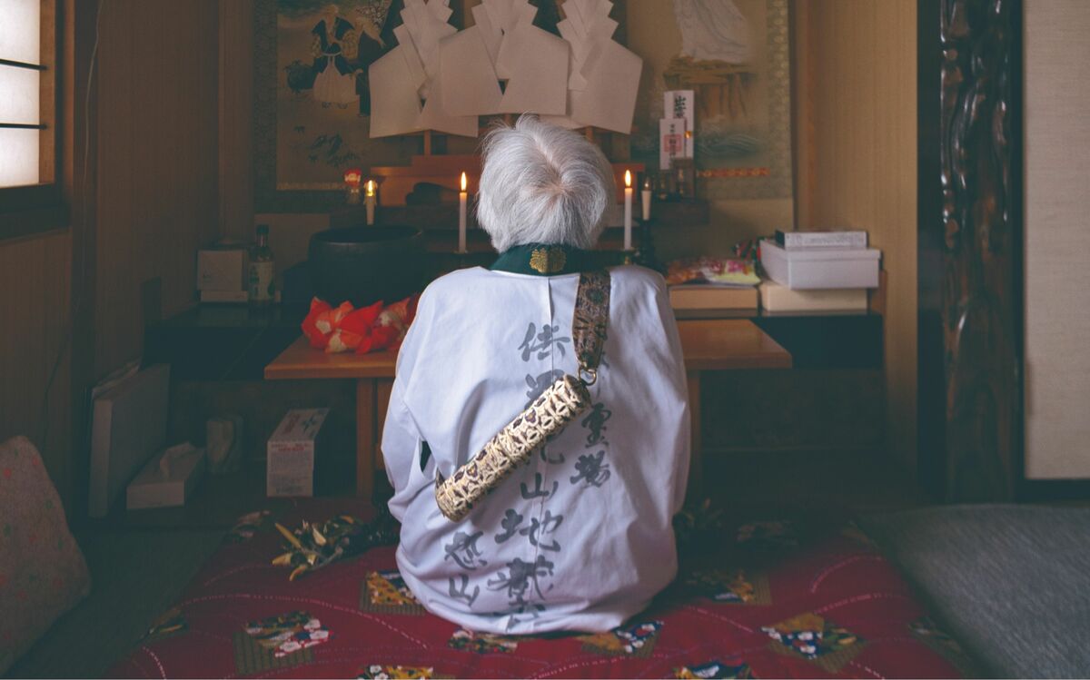 今まさに自分の目の前で、イタコが霊を降ろしている! 数珠をかき鳴らし、小さな体を祭壇に埋めるように…「日本最後のイタコ」が死者の魂を呼び出した ...
