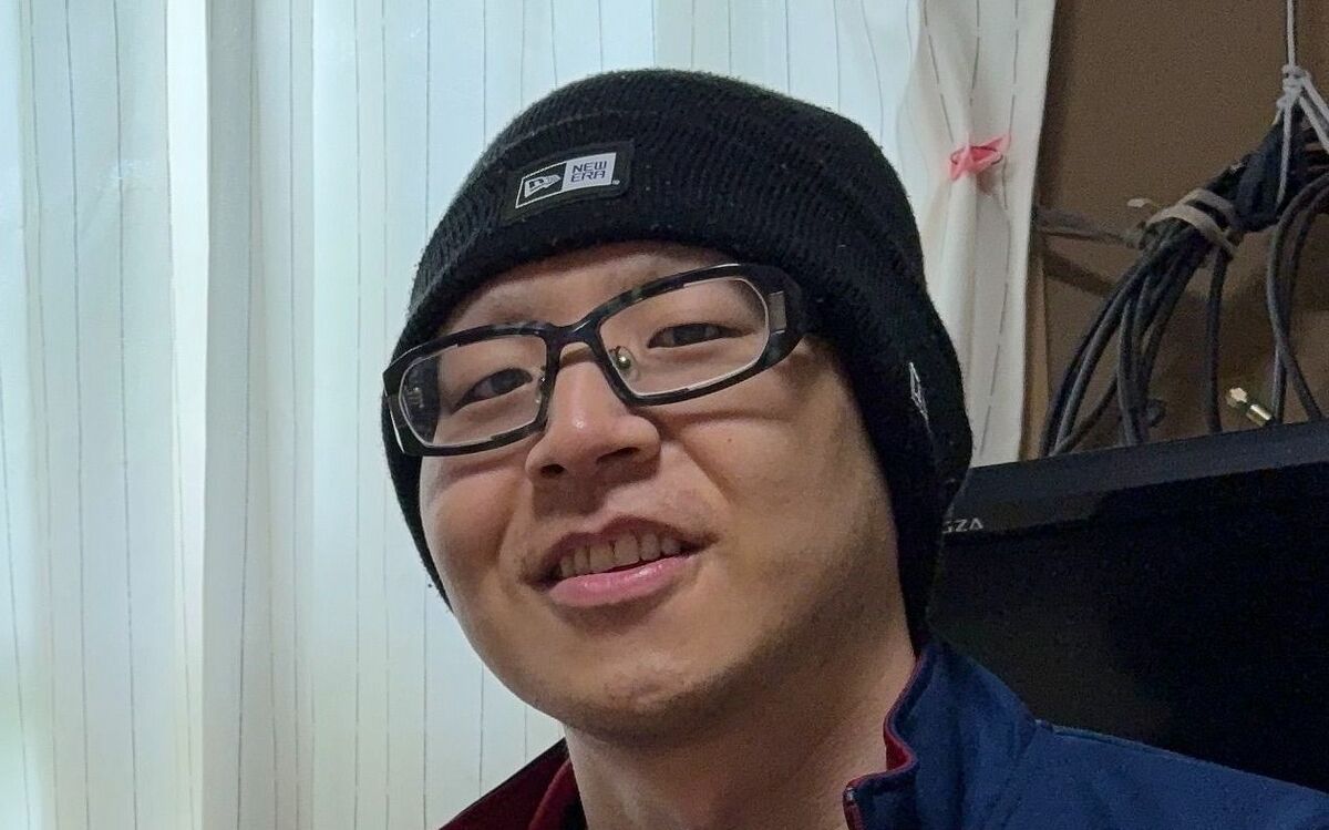「お前ら出てけ!」知的障害の両親を持ち、ゴミ屋敷に…ラッパーNEXT-GO(32)が明かす、10歳で公衆電話からSOSをかけた“壮絶な数ヶ月” | 文春オンライン