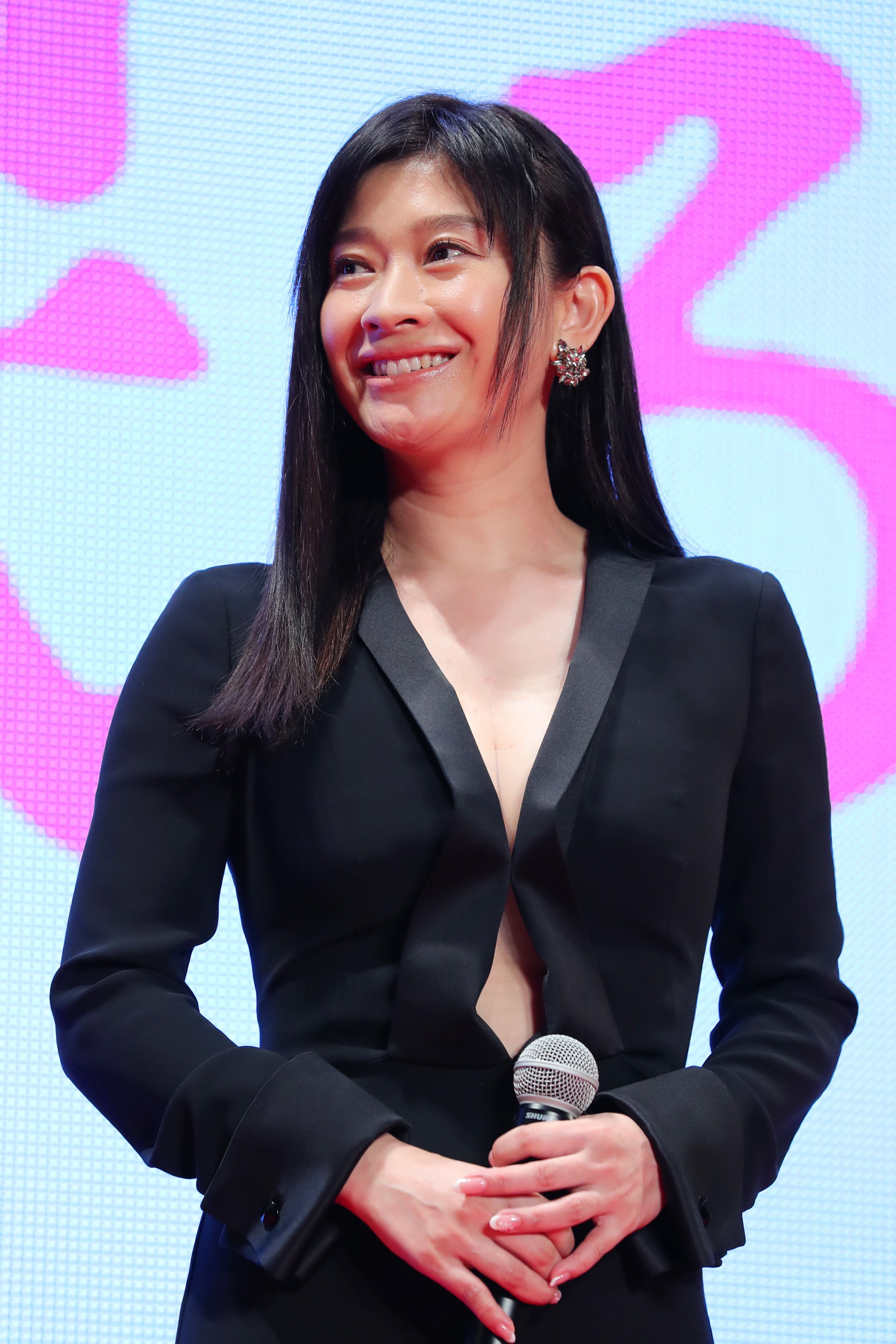 ごっつええ バラドル 紅白歌手 クール系女優 電撃離婚 波乱の篠原涼子47歳が語っていた 息子との生活 文春オンライン Goo ニュース