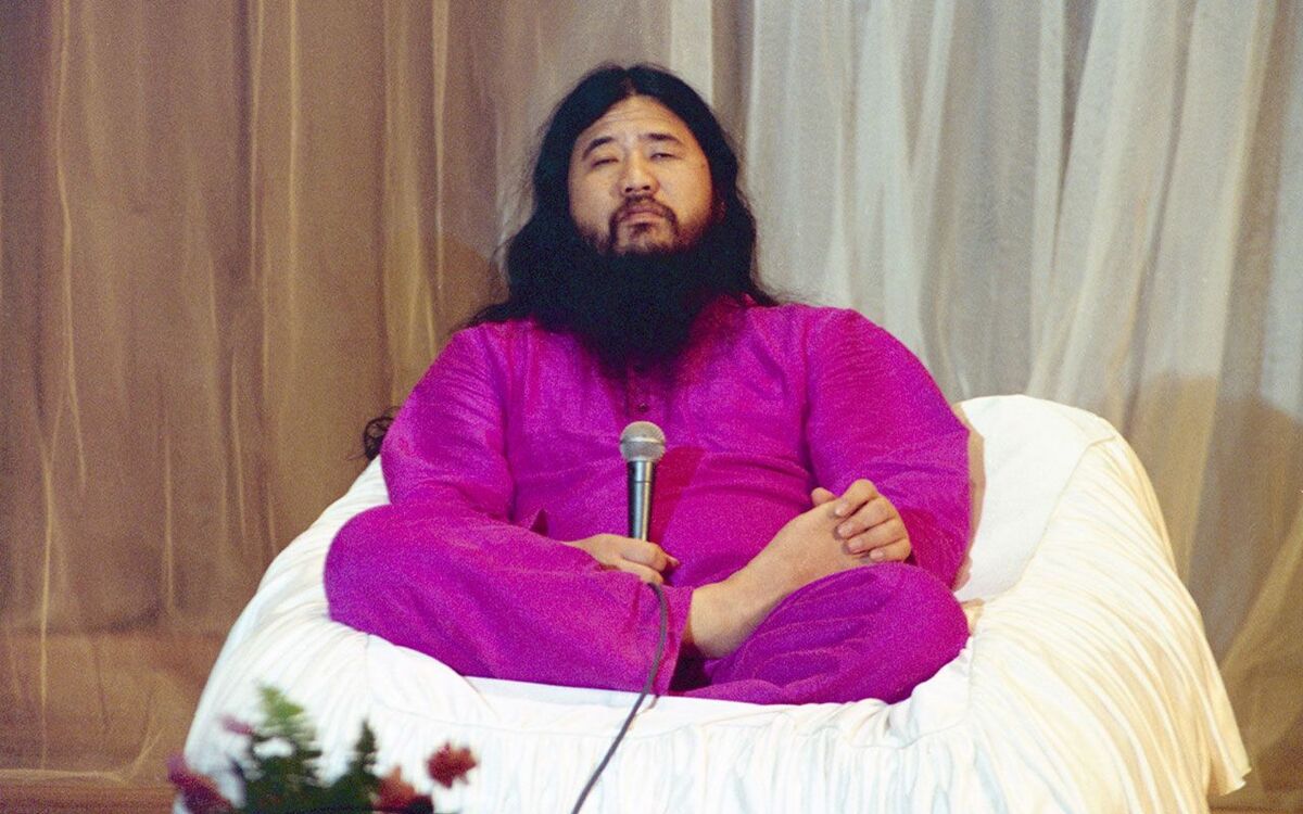 抗う教祖”法廷で見た「麻原彰晃 死刑判決」の瞬間 | 文春オンライン