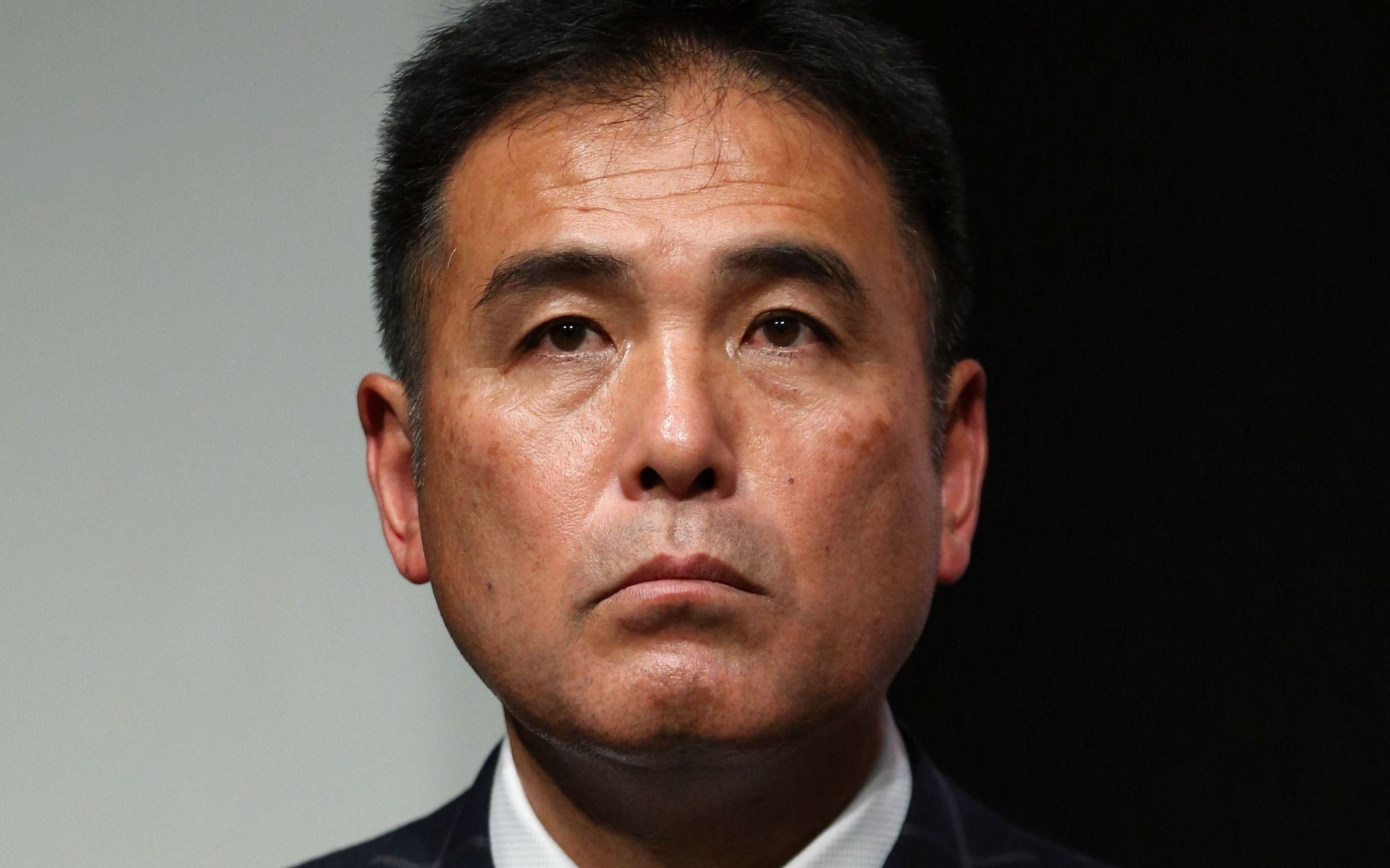 写真](2ページ目)「常習性が疑われる」機内で児童ポルノを閲覧→1621件もの画像が…サッカー協会元幹部・影山雅永氏の逮捕に「同じ日本人として恥ずかしい」「『これはアート』なんて言い訳まで」と厳しい声  | 文春オンライン