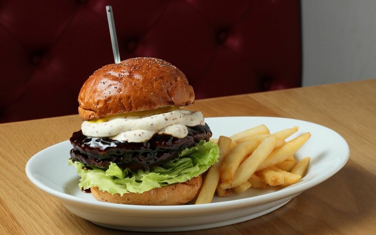 2000円超の“テリヤキ和牛バーガー”は「ものすごい重量感」肉を鉄板でジュージューと…モスプレミアムは“規格外のうまさ”だった! | 文春オンライン