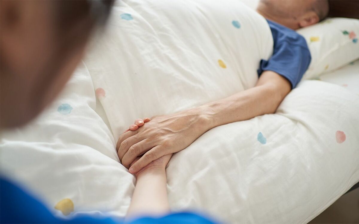 医師から「これ以上は無理だ」と…“原発不明がん”に襲われた夫を自宅で看取った60代女性が振り返る「最期の瞬間」 | 文春オンライン