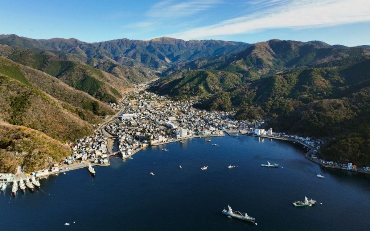 (2ページ目)〈関東では“全面禁止”の釣り〉海上にポツンと浮かぶ船から…静岡県沼津市にある“ぶっ壊れ設定”釣り場に行ってきた 文春オンライン