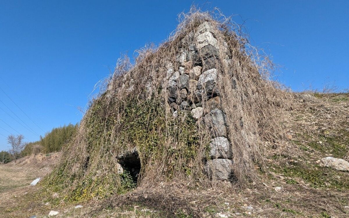 「こんなばあに何を聞きたいんや？」地域に長年住まう老女（91）を訪ねなければ判明しなかった…滋賀県に現存する“謎の遺構”の“まさかの正体” | 文春オンライン