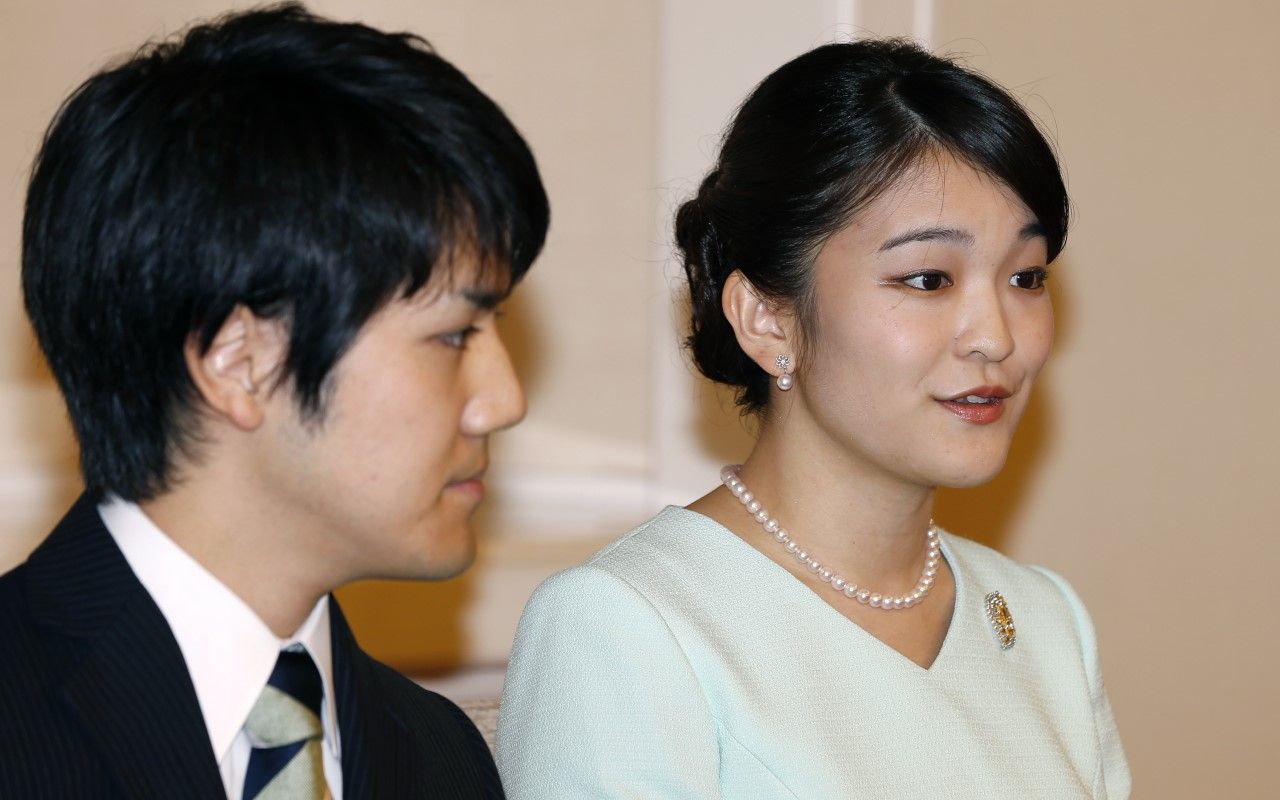 2ページ目 眞子さまと小室圭さんのご結婚 今でも宮内庁へ反対の声 紀子さまから継承 意味深 ブルードレスに秘められた思い 文春オンライン