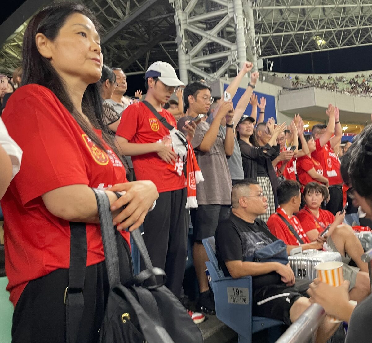 [写真]「アブない国」の行儀よき人々。W杯予選アウェイ席観戦で感じた中国サポーターのマナー向上と「中国がそれでもダメな理由」 | 文春オンライン