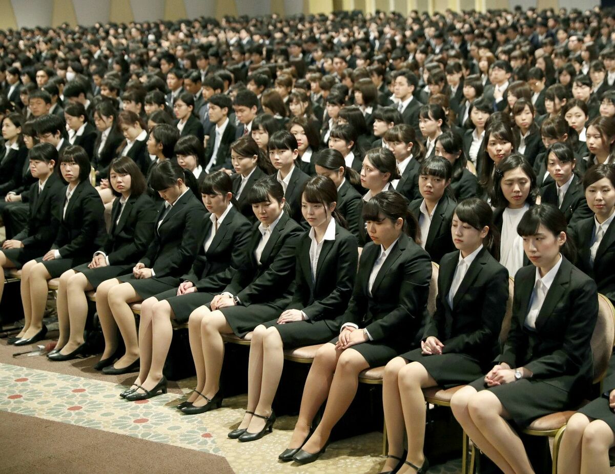 [写真]「新社会人デビュー」記事読み比べ 一番シビアなのは「日経」だった | 文春オンライン