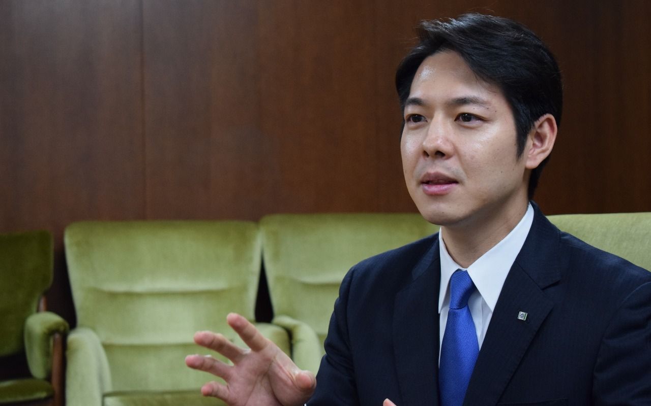 小泉進次郎を超える政治家になるよ 38歳の北海道知事 鈴木直道が描く未来予想図 文春オンライン