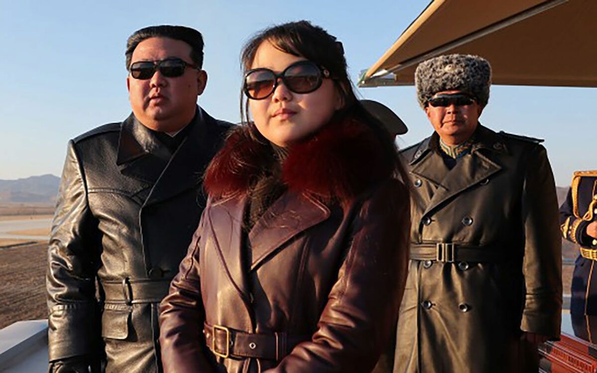 金正恩の娘、わずか10歳で「後継者」扱いに…ワインレッドのレザーコート姿にこめられた“深い思惑”とは | 文春オンライン