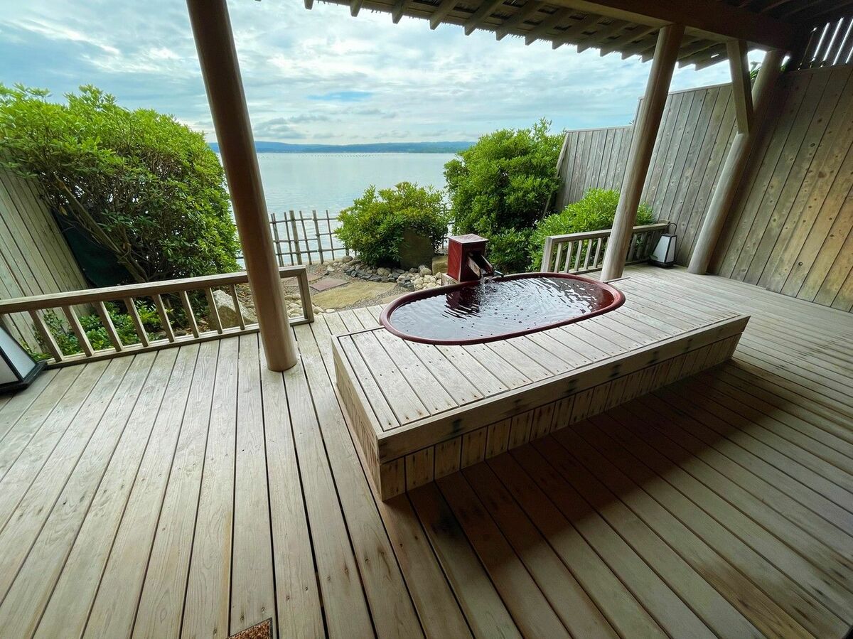 [写真](7ページ目)部屋の露天風呂に浸かりながら釣りができる!? 和倉温泉「多田屋」での“釣り旅”が天国すぎた | 文春オンライン