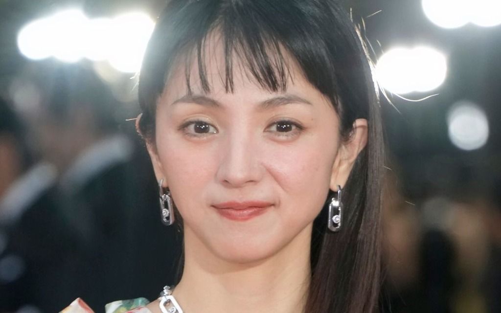 中2で上京→グラビアやモノマネで下積み→俳優として一躍脚光、それでも…満島ひかり（40）が「お墓参りに行って先祖に手を合わせた」ほど苦しんだこととは？ | 文春オンライン