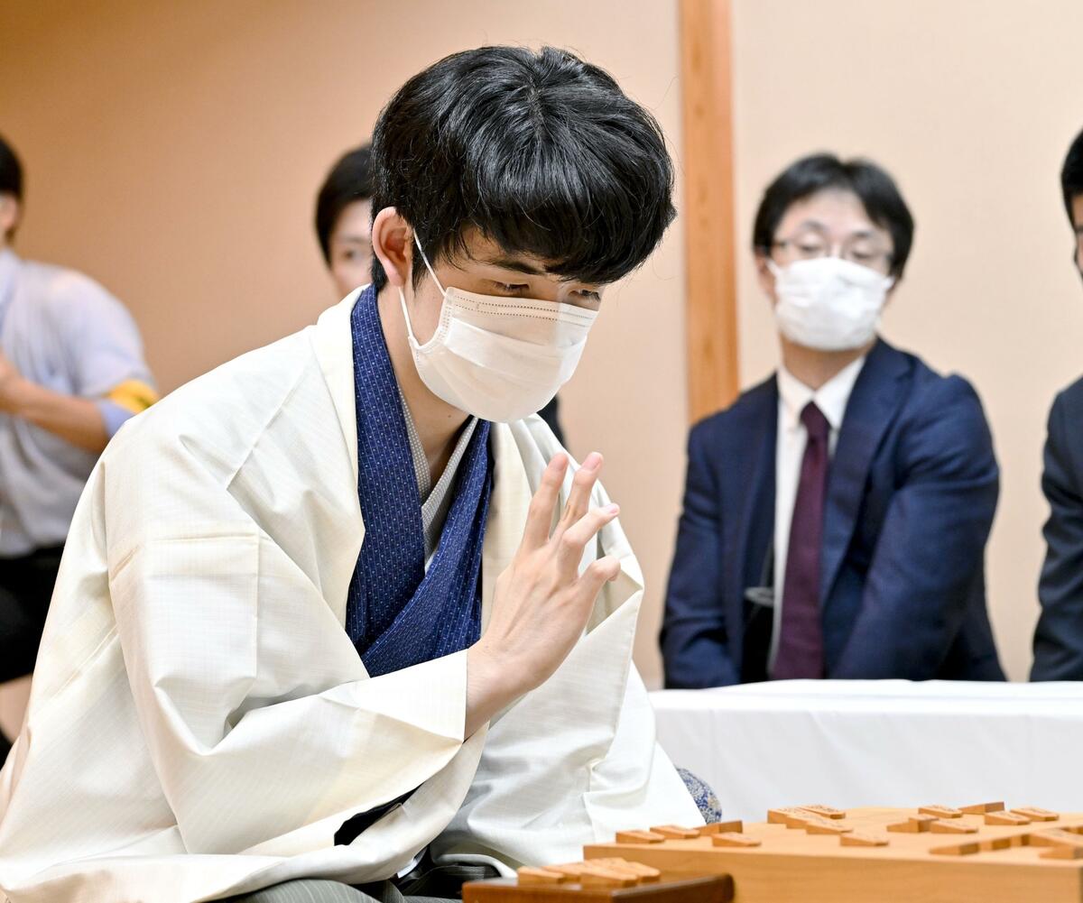 負けを覚悟した藤井聡太はガックリと…その後の逆転劇を棋士は誰でも経験している「血が逆流し、全身から汗が吹き出す」 | 観る将棋、読む将棋 | 文春オンライン