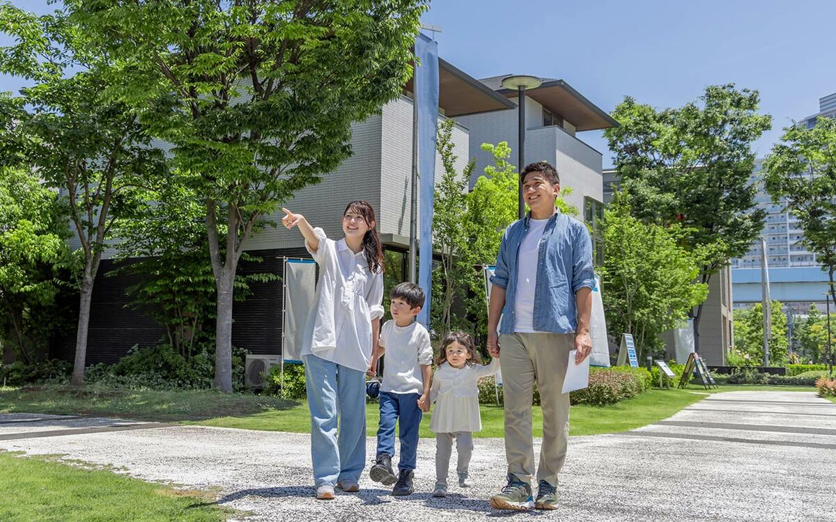 住宅展示場の「無料FP相談会」の裏で業者が交わしている“意味深な笑顔”…住宅メーカー営業が来場者に絶対教えない“営業手法”の実情 | 文春オンライン