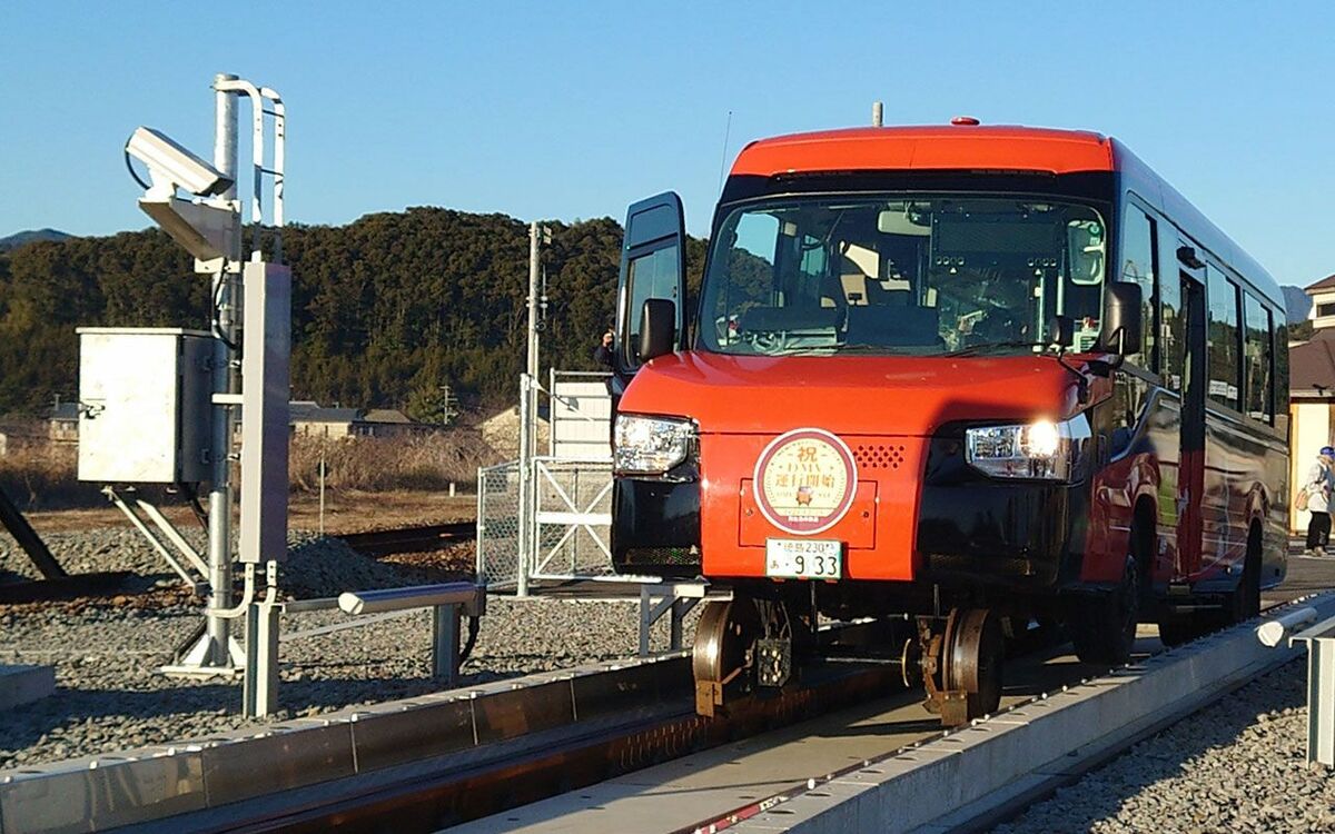世界でココだけの異端すぎる車両「DMV」が、“四国の右下”で走り出した