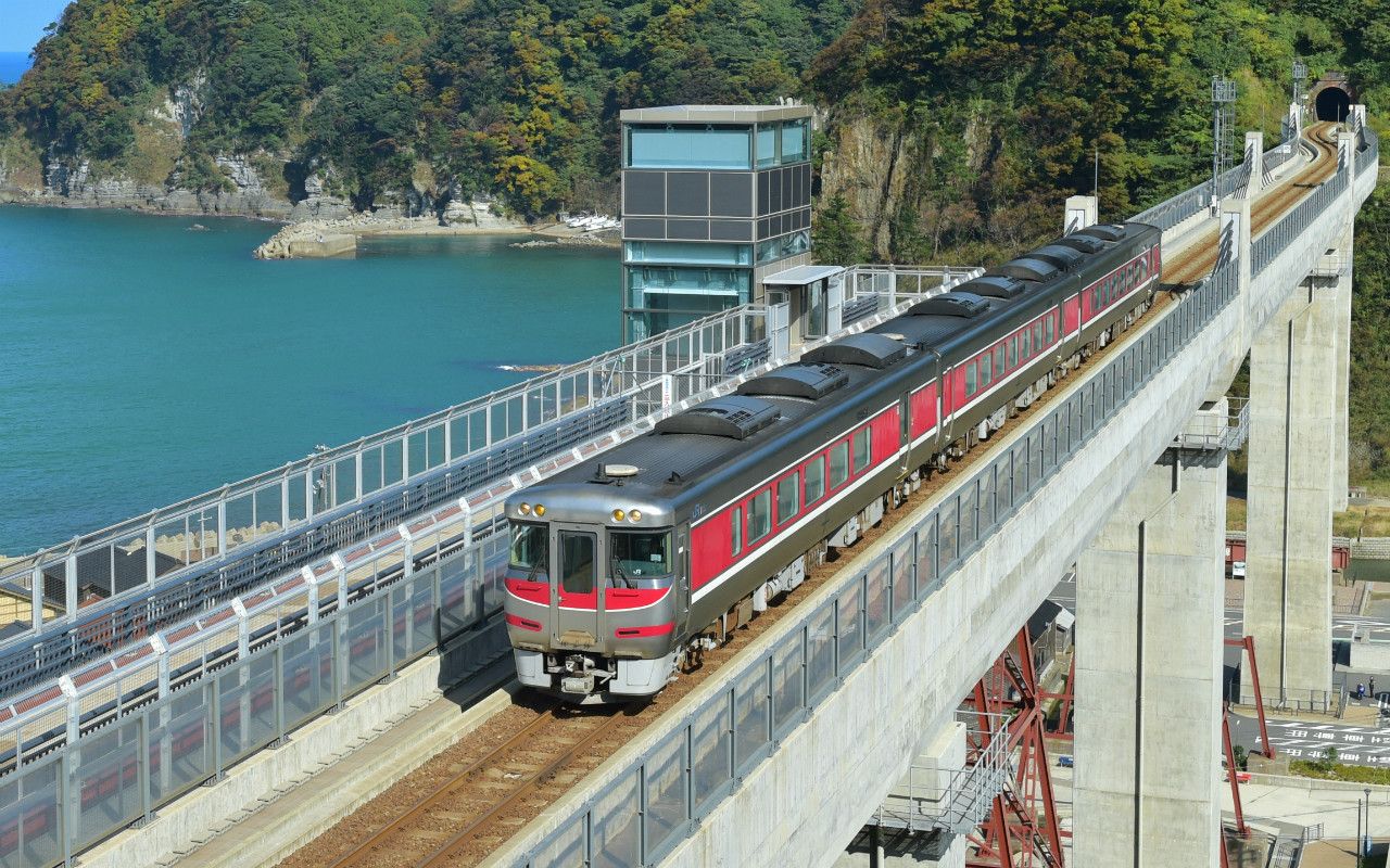 赤から白へ、生まれ変わった山陰本線「余部橋梁」を眺めた | 文春