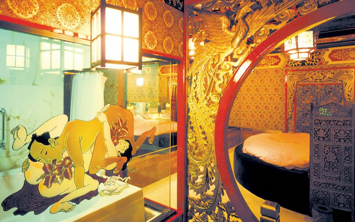 昭和レトロ ラブホテルの室内 絡みがマル見えの部屋や、回転ベッドに錦鯉が泳ぐ池まで…」“昭和レトロ”として人気を集める“ラブホ”と“秘宝館”を都築響一(67)が撮影し続ける理由《写真あり》 | 文春オンライン